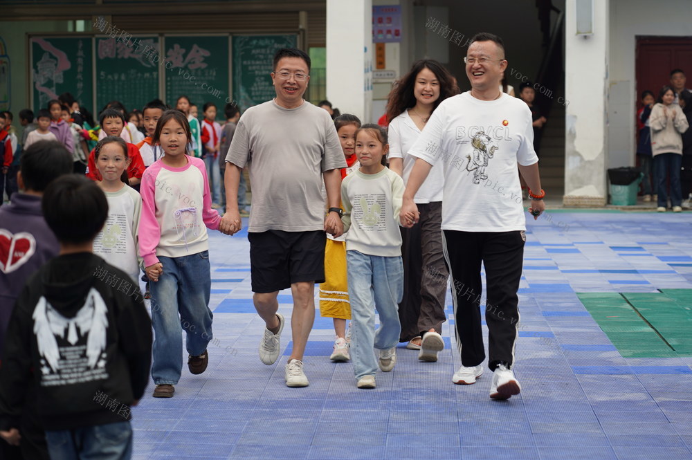 爱在高山教学点（图）
6月27日，长沙市妇女儿童基金会爱心人士来到隆回县虎形山瑶族乡草原小学，和高山留守孩子开展跳竹竿舞、走秀、跑步、劳动等互动活动，并就该校教学设施增添、师资力量稳定等实际困难共商解决办法。
