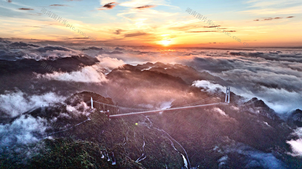 晨光 云雾 朝霞 山峰 大桥 美景