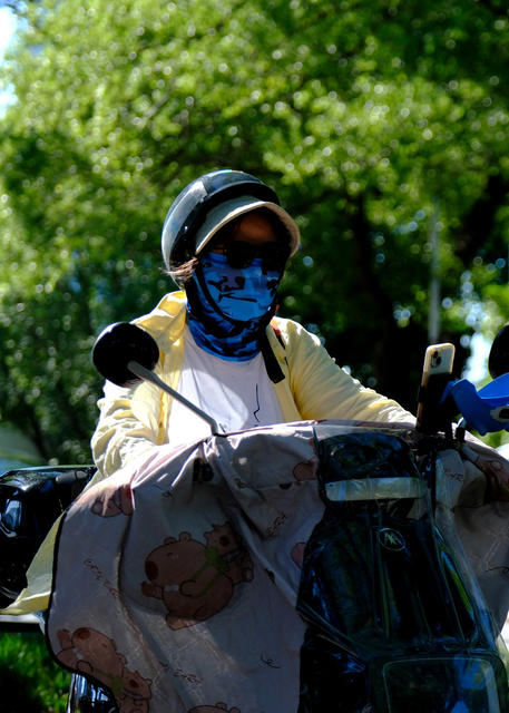 “全副武装”，顶着烈日