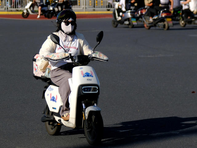 炎炎烈日 ，“全副武装”