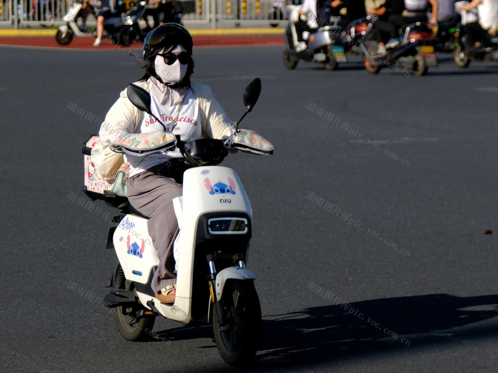 炎炎烈日 ，“全副武装”