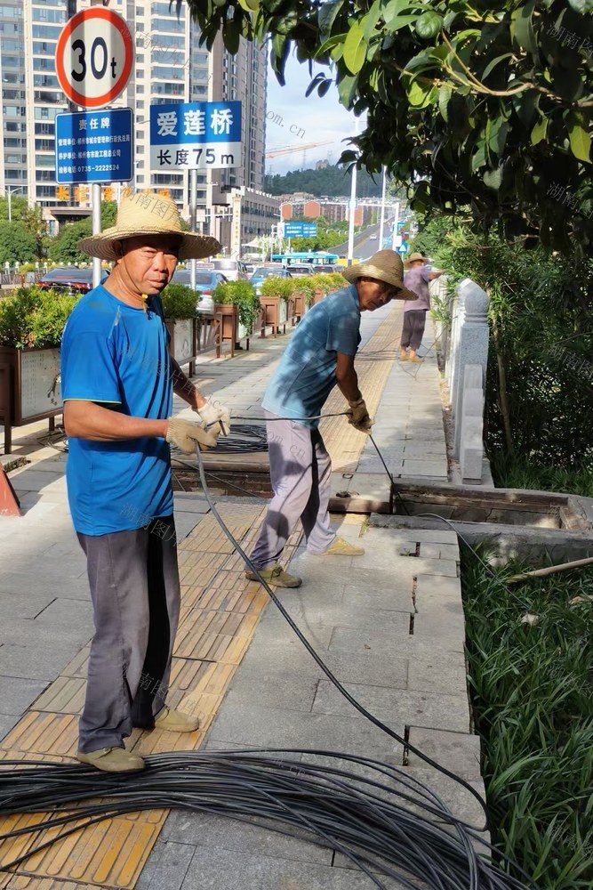 高温  工人  坚守  劳动者