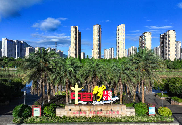 湖南  郴州  晴空万里 
 绿水青山  蓝天白云  日新月异  城东新区  建筑  航拍  黄建华