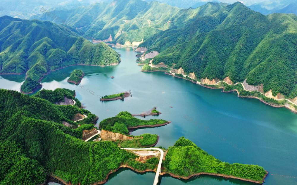 蓝山：夏日水库生态美