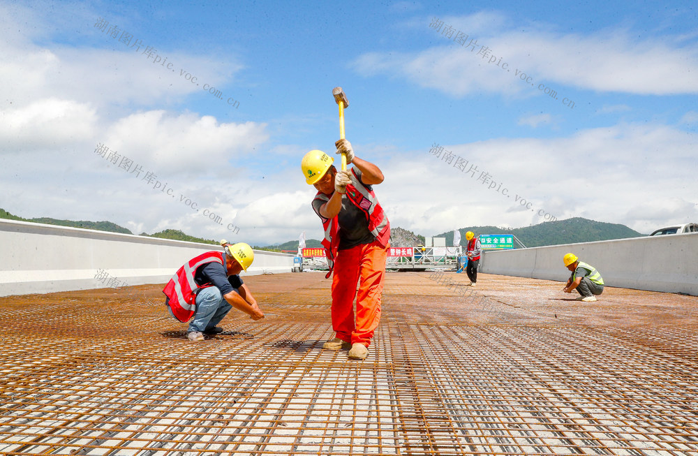 战高温  修高速  公路  建设  施工