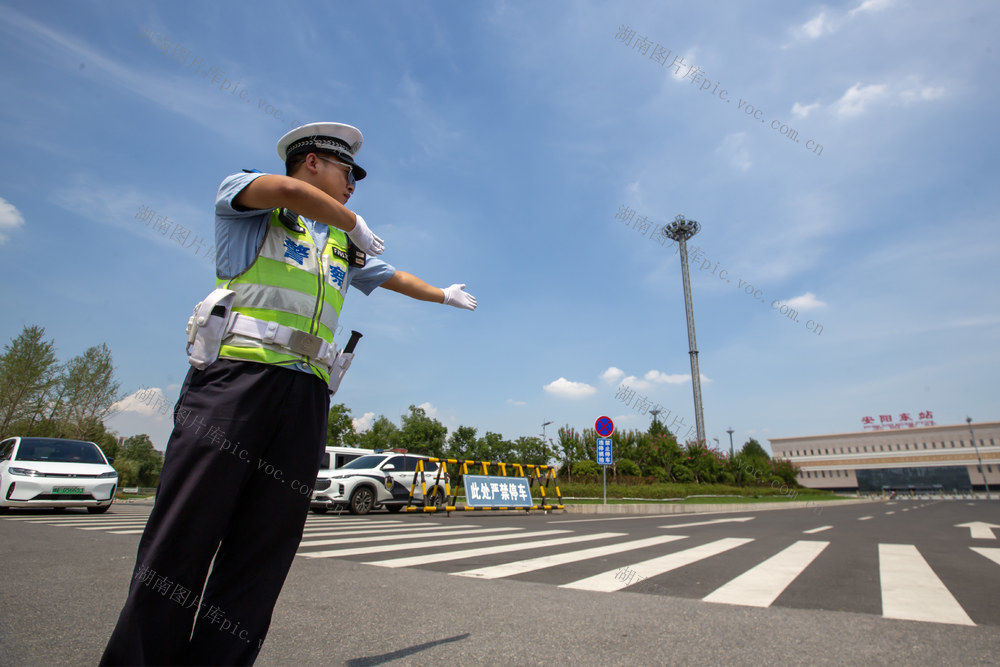 高温 炎热 交警 坚守 执勤 高铁站 私家车 客人  