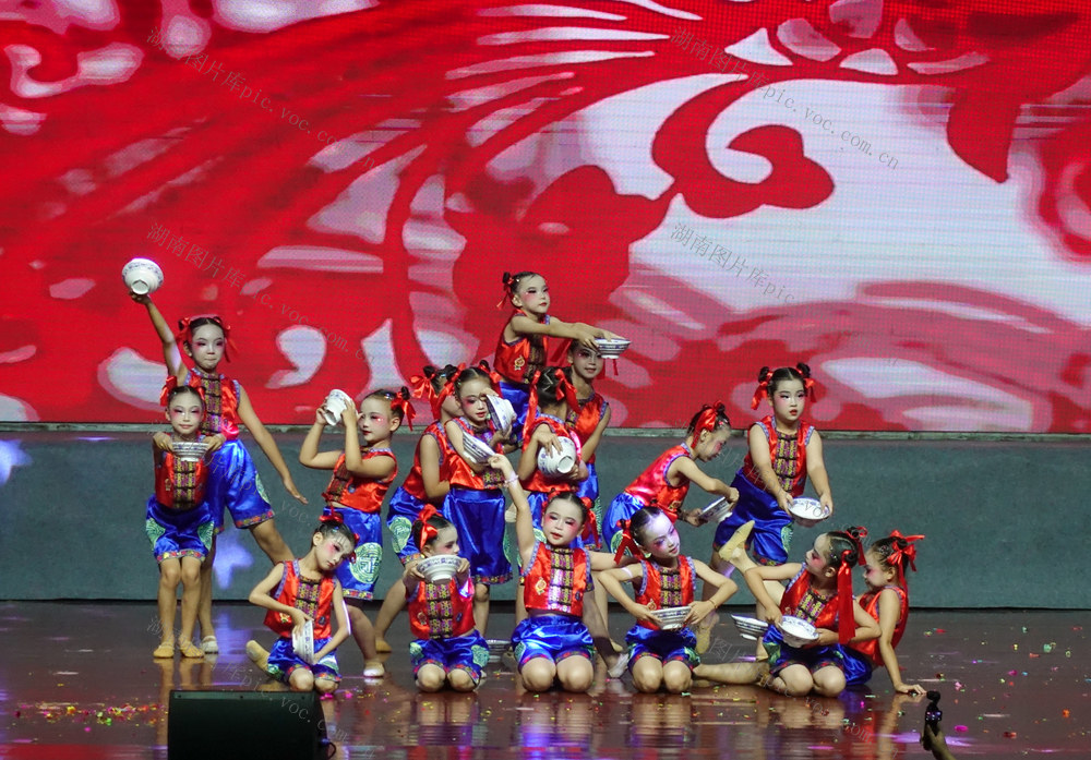 小明星艺术展演绽光彩