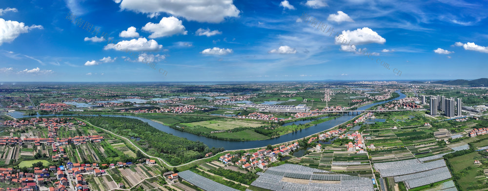 2025年7月2日。蓝天白云下的澧县县城一角。杨翠辉摄于湖南澧县