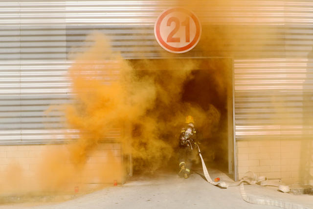 消防员 全幅武装 战高温