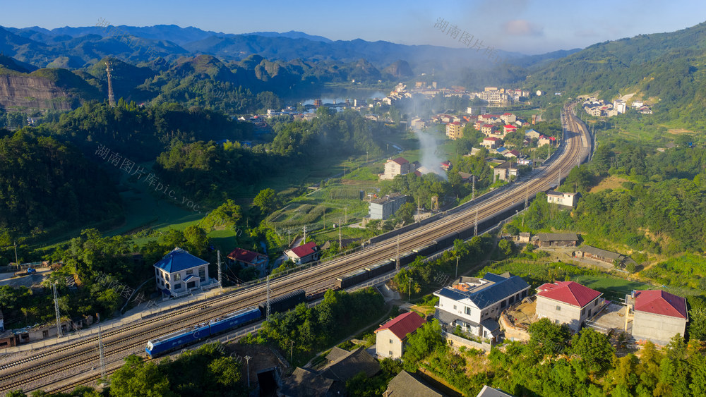 火车穿境勾勒诗意画卷