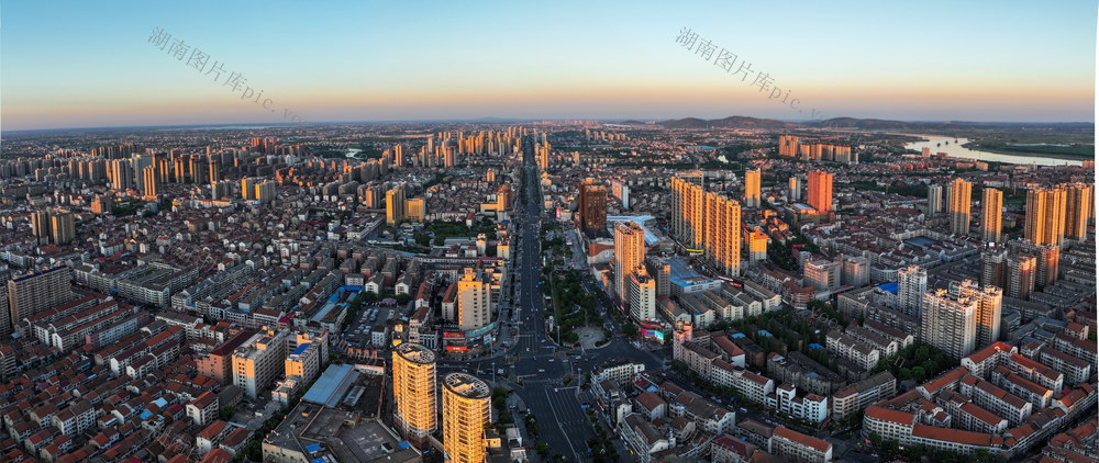 城市在夕阳的余晖中，仿佛被镀上了一层金色，高楼大厦的墙面反射出温暖的黄色光芒，整个城市都沐浴在一片温馨与宁静之中！