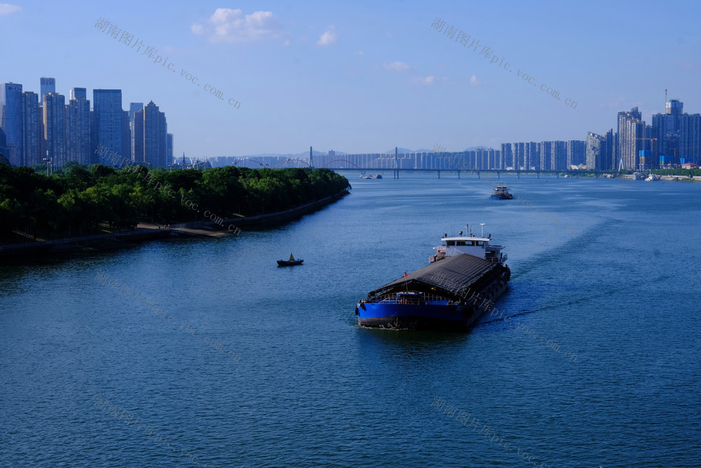 湘江两岸，碧水蓝天，