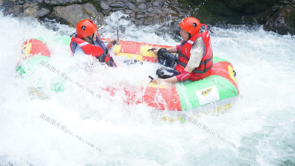 漂流  龙底河  乐享清凉 游客  戏水