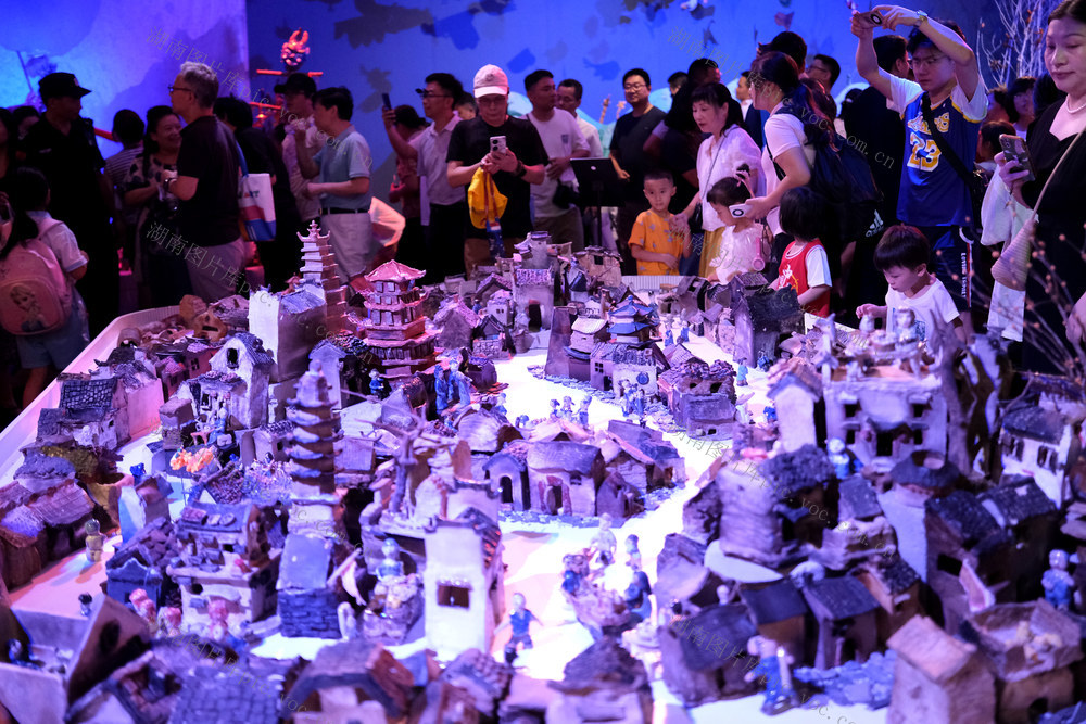 “2025第三届湖南少儿美术作品双年展”开幕