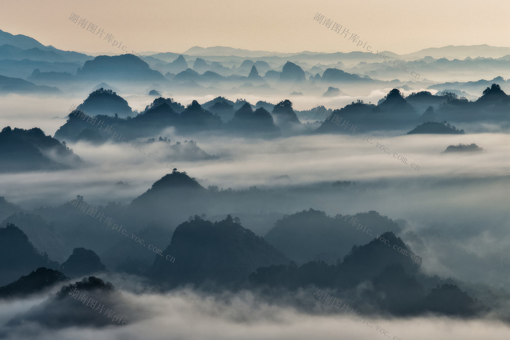 水墨 画卷 云雾 山峦 雾