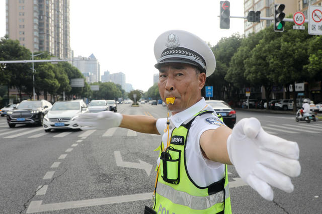 高温 指挥 疏导 交通