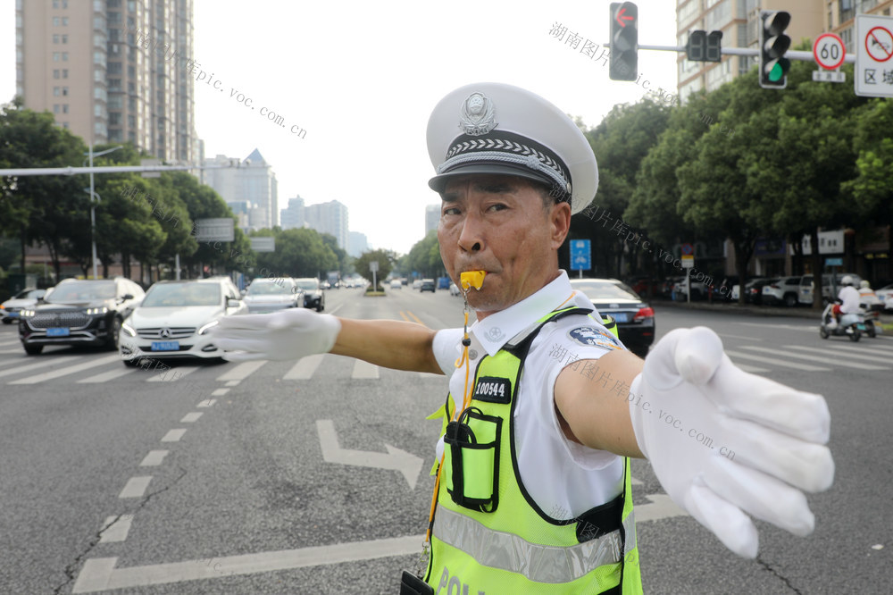 高温 指挥 疏导 交通