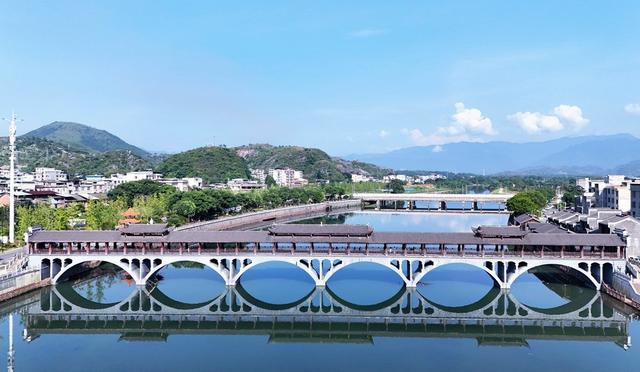 碧水蓝天生态美