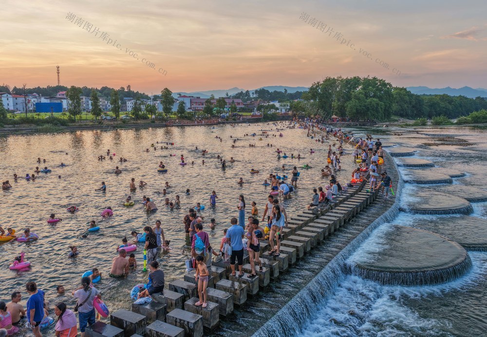 亲水消暑
道县