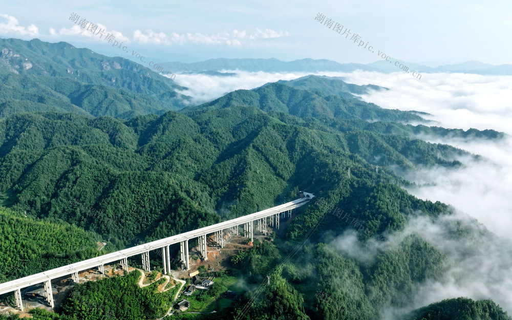 城龙高速 隧洞群 大山 景色