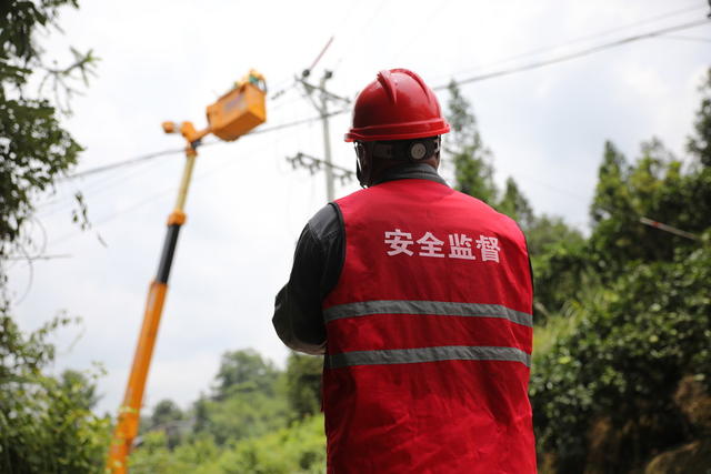 龙山：汗卫清凉 高温下的带电作业