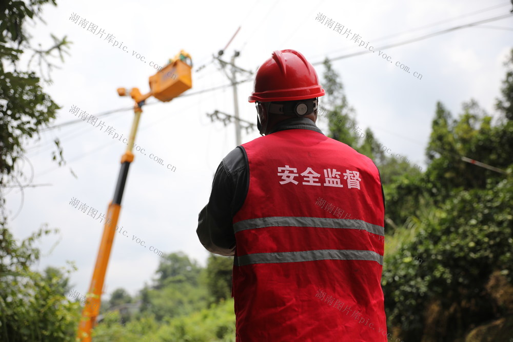 龙山：汗卫清凉 高温下的带电作业