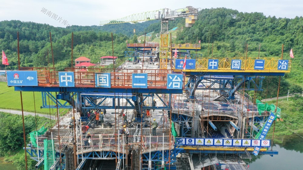 高温 错时施工 新新高速
避暑 隆回 赧水特大桥