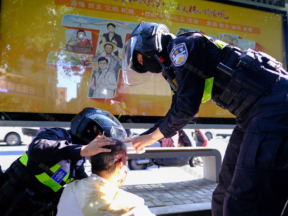 市民摔伤，特警相助