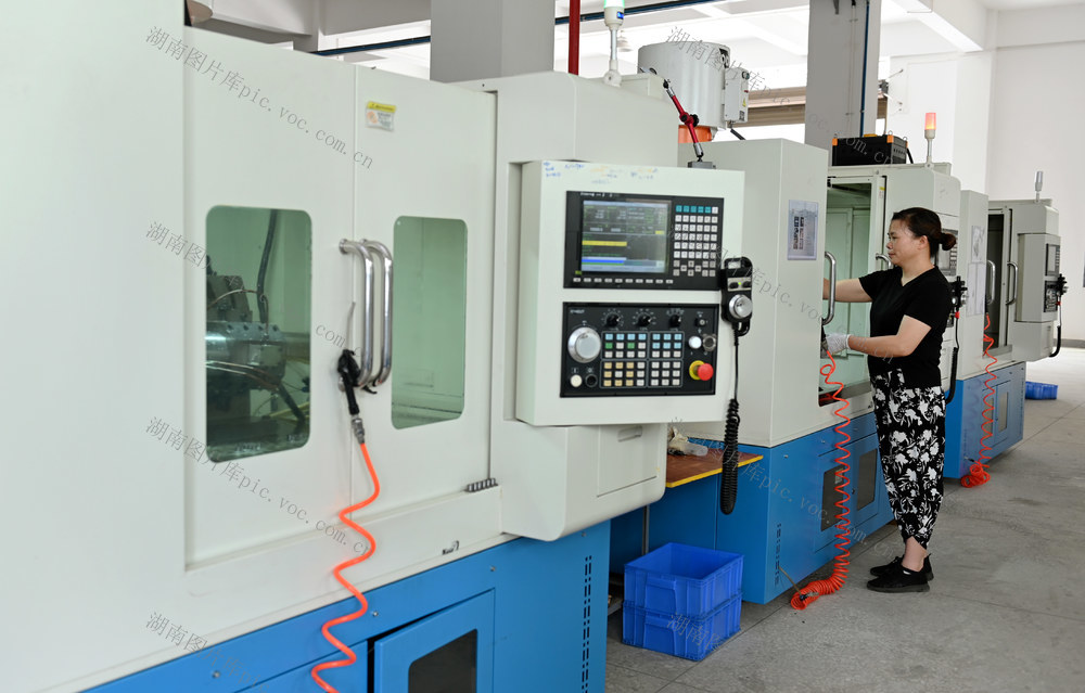 金融 企业  信贷 提质增效 助企纾困 创新研发 力度 企业发展 生产 模具 订单产品