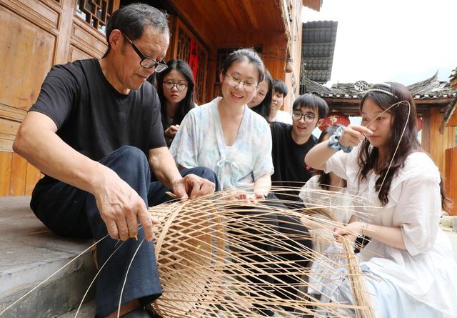 学习竹编技艺   传承非遗文化