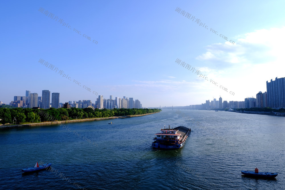 碧水蓝天美如画