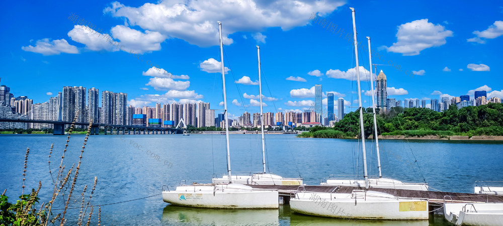 长沙 潇湘北路  湘江之滨 蓝天白云 