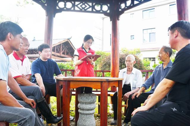 小小议事亭 干群“暖心桥”