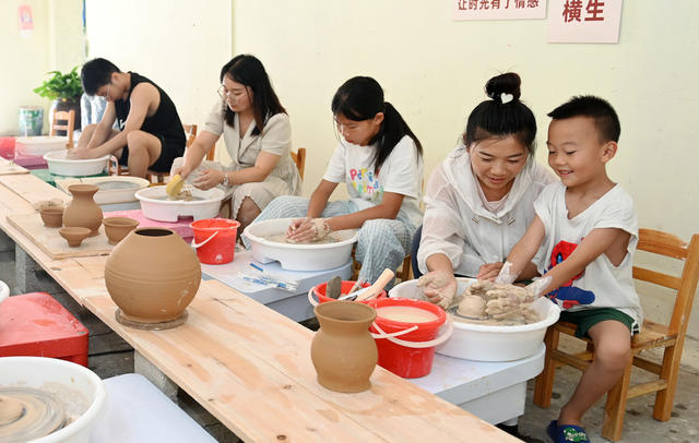 非遗  文化 非遗体验馆 学生 暑假  假期生活 陶器 体验 技艺 制作