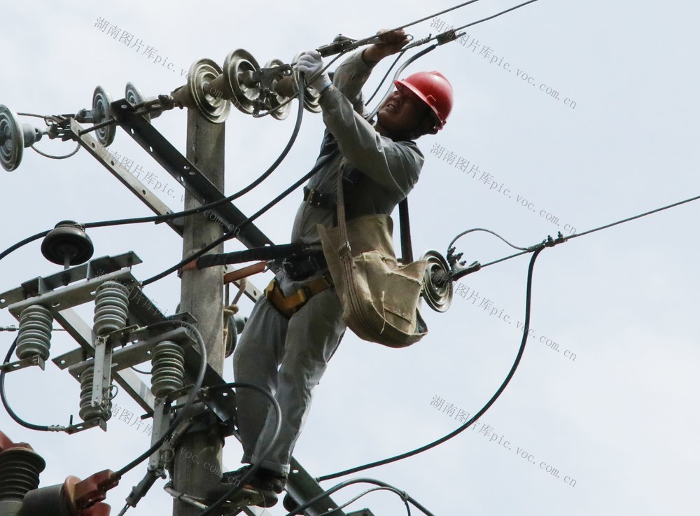  战酷暑    保供电