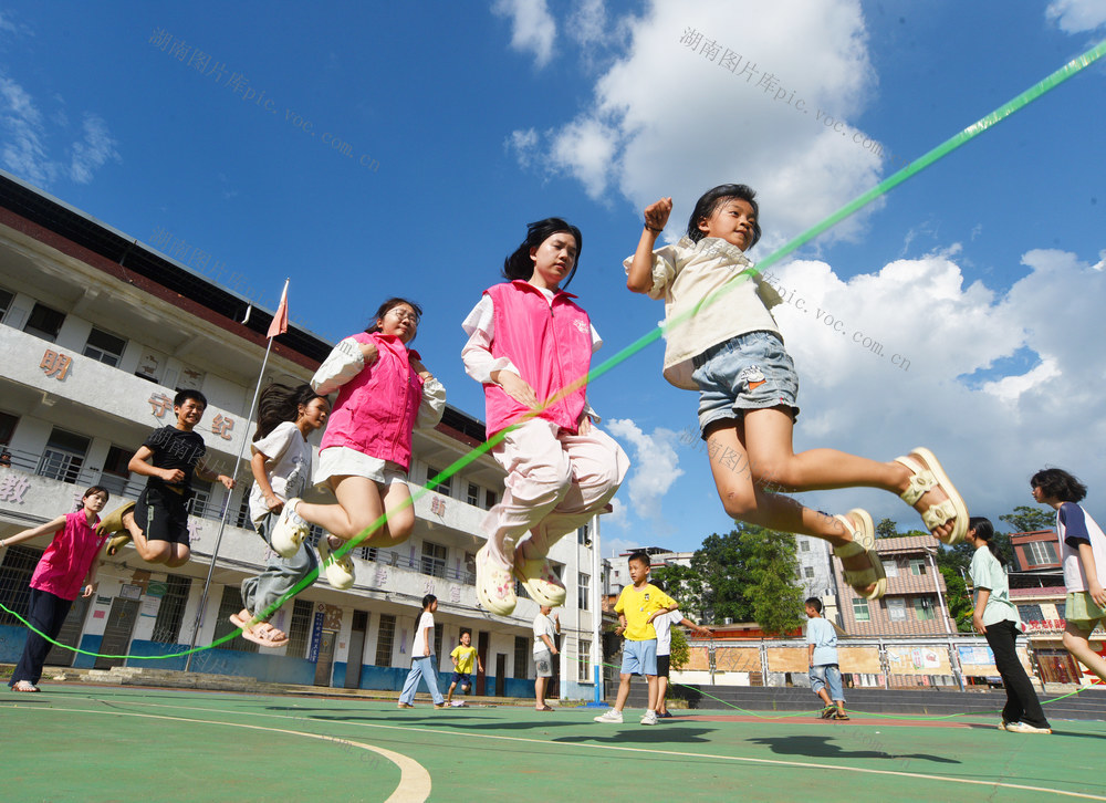 嘉禾：返乡大学生  关爱留守娃