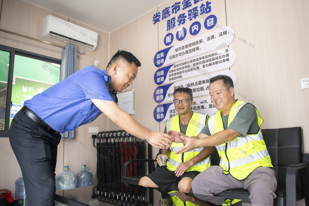 湖南娄底 服务 驿站 户外工作人员 清凉 休息