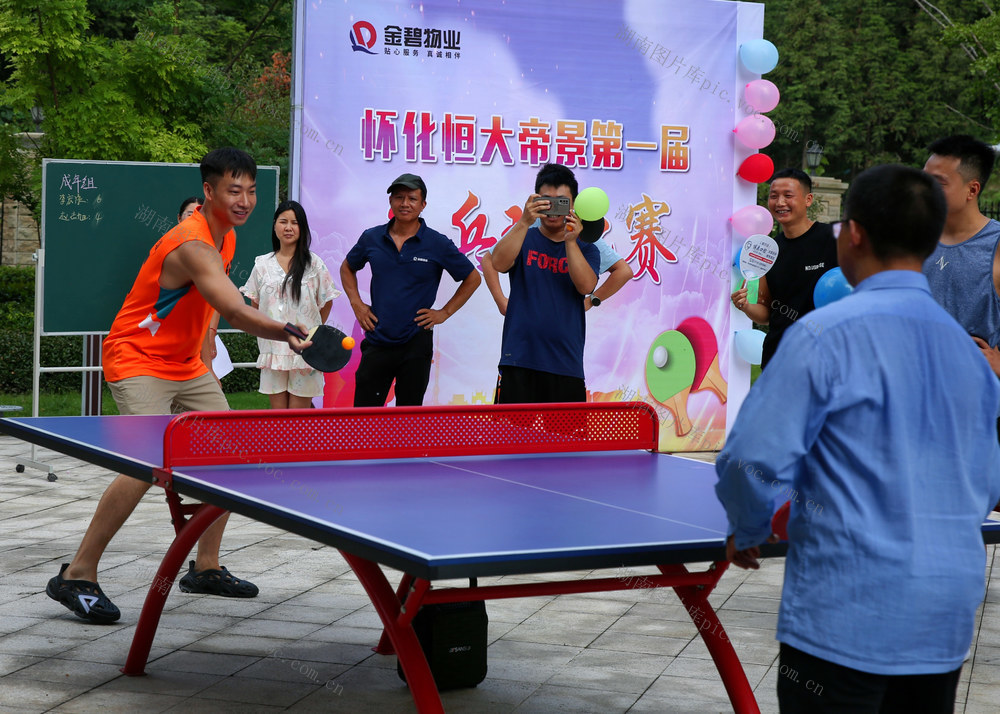 怀化小区里的夏日乒乓球赛