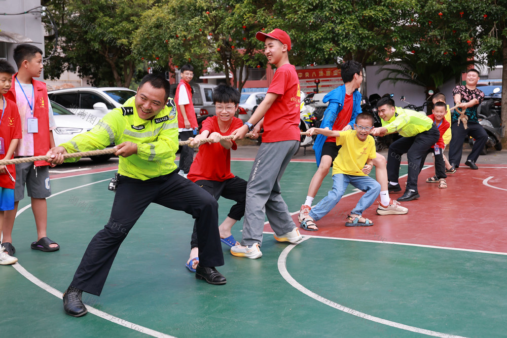 七彩假期 交警 警营 汽车盲区 拔河