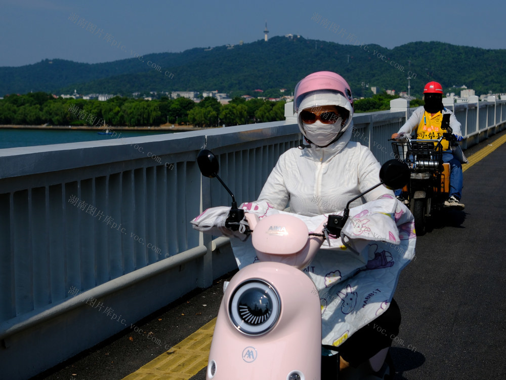 “包裹”出行，避“炙烤”  