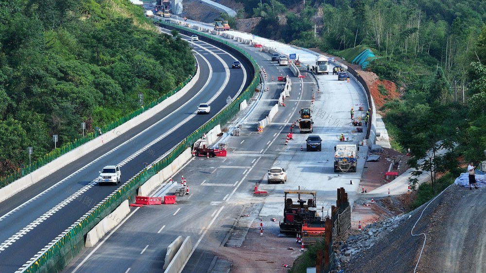 航拍  京港澳高速  郴州  苏仙区   许家洞  施工  管制  路段 
  全线封闭  车辆  绕行  
