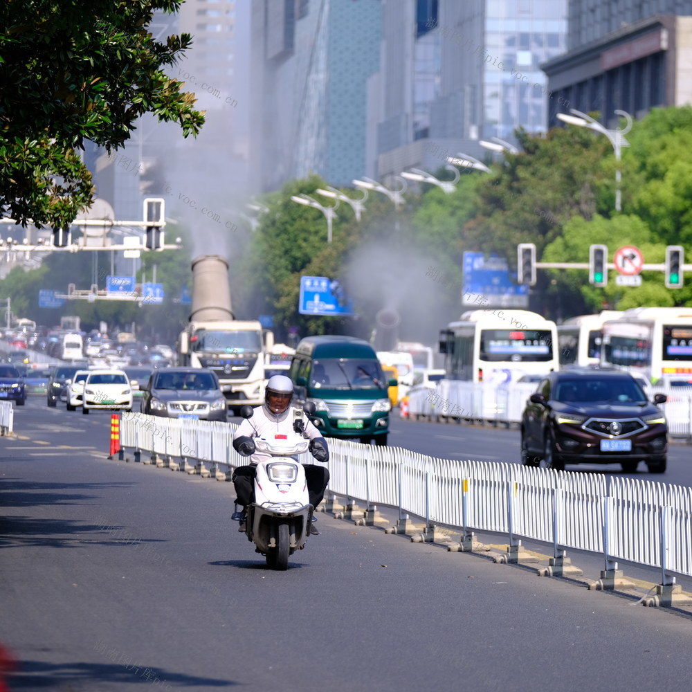 “包裹”出行避高温  
