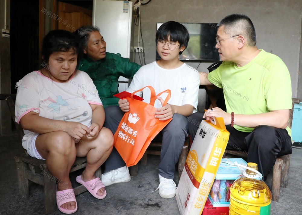 千里送爱心      情系留守娃