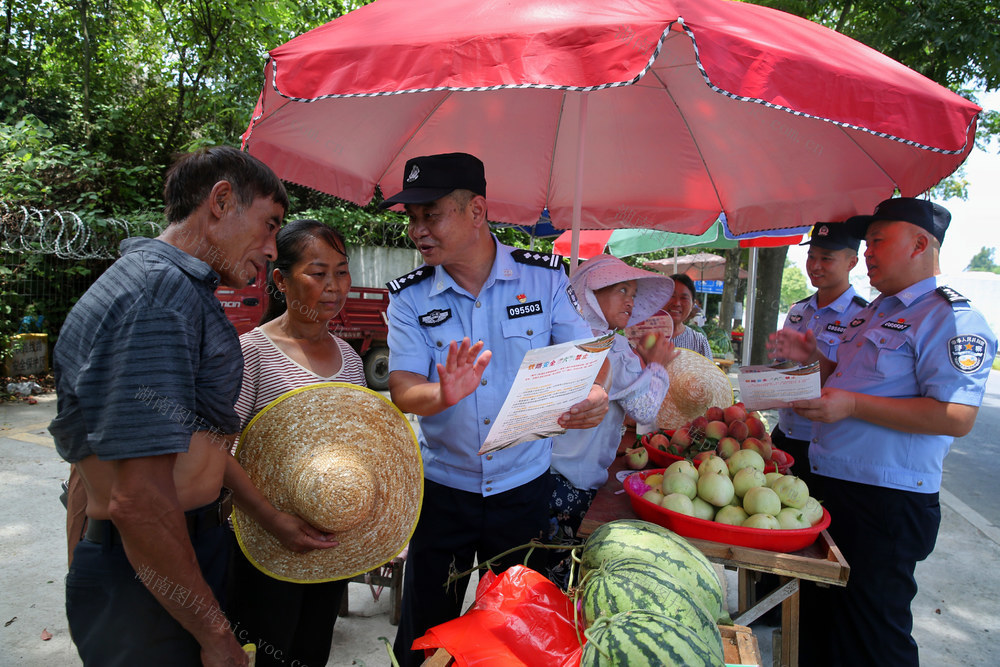 民警深入瓜果摊点送安全