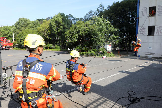 夏季大练兵 消防员 骄阳似火 热浪逼人 全副武装 灭火救援训练