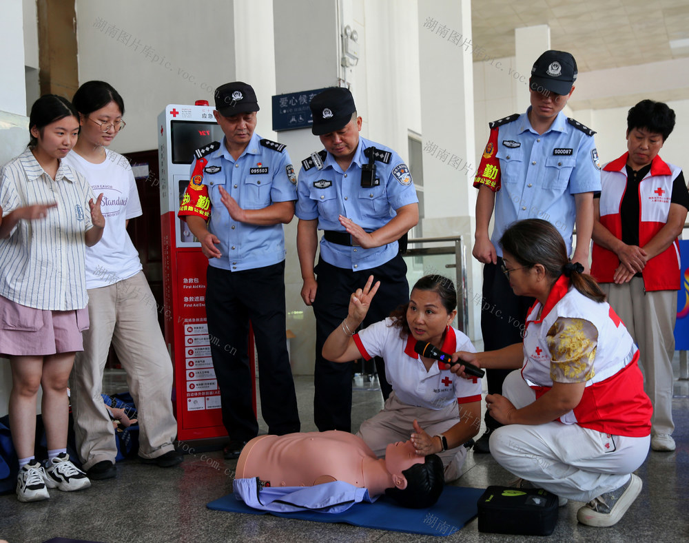 吉首铁警在候车室演练防暑急救