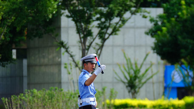 战高温 ，交警坚守路面