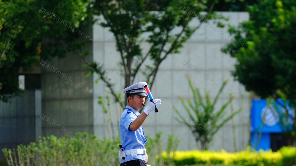 战高温 ，交警坚守路面