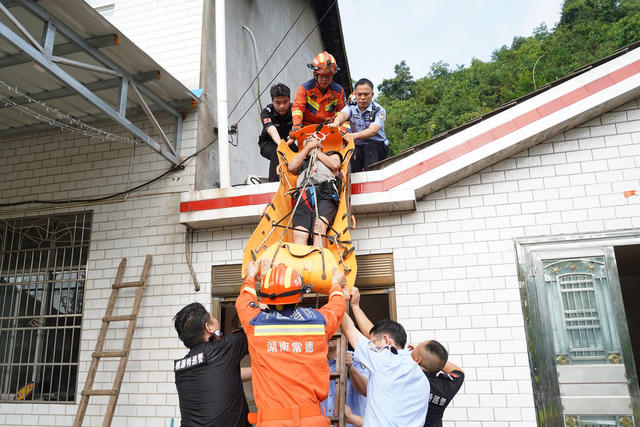 屋顶平台 救下75岁老人  生死时速 救援行动