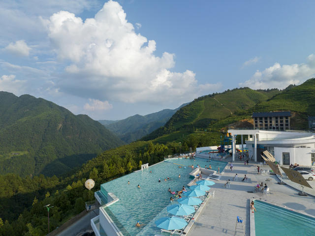 娄底 高山气候 “热经济” 游客  旅游 戏水消暑